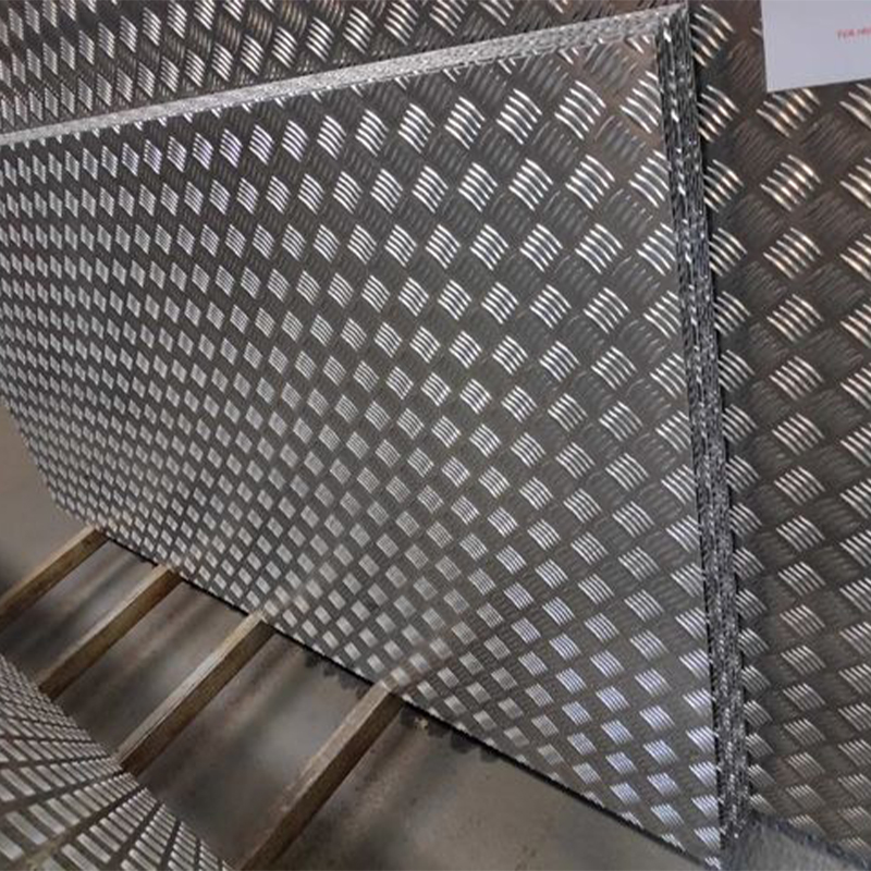 Plaque aluminium damier à relief pour applications techniques