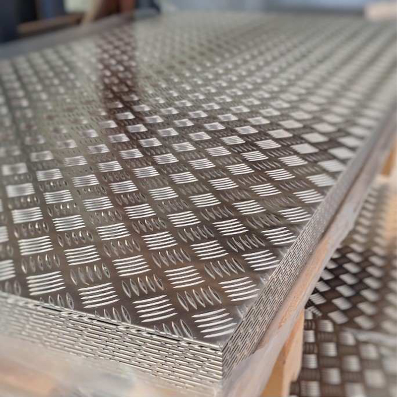 Stock de tôles aluminium damier empilées