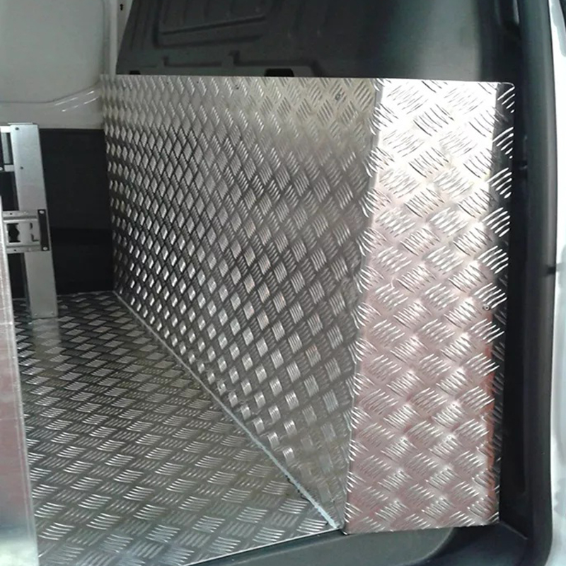 Tôle aluminium damier utilisée pour l’aménagement d’un véhicule