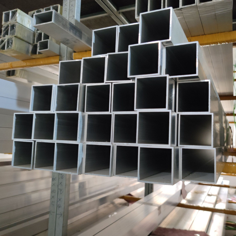 Tubes carrés aluminium empilés disponibles au Maroc