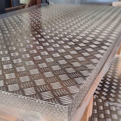 Tôle aluminium striée à surface antidérapante